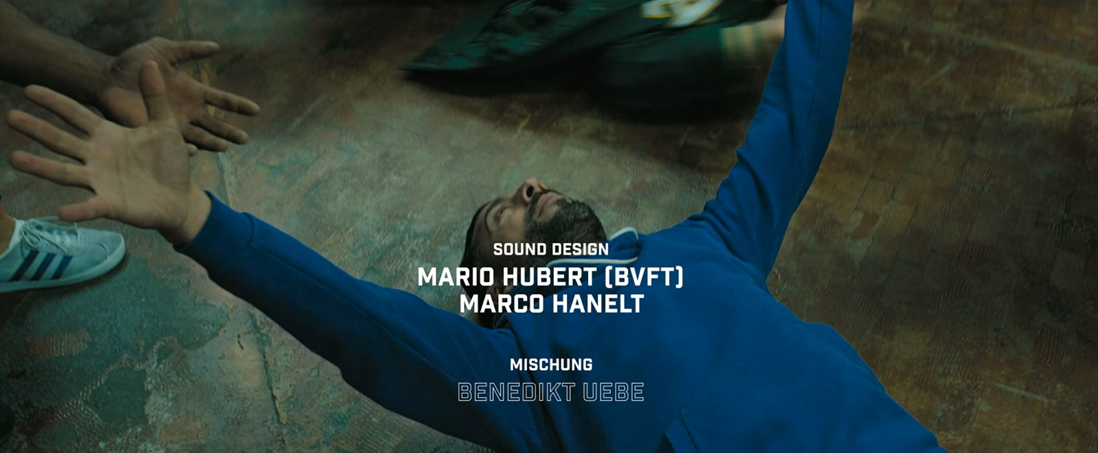 Main Credits zu Kinospielfilm »FLY« – example image of the animation | MARIA LISSEL Animation + Motion Design | maria-lissel.de