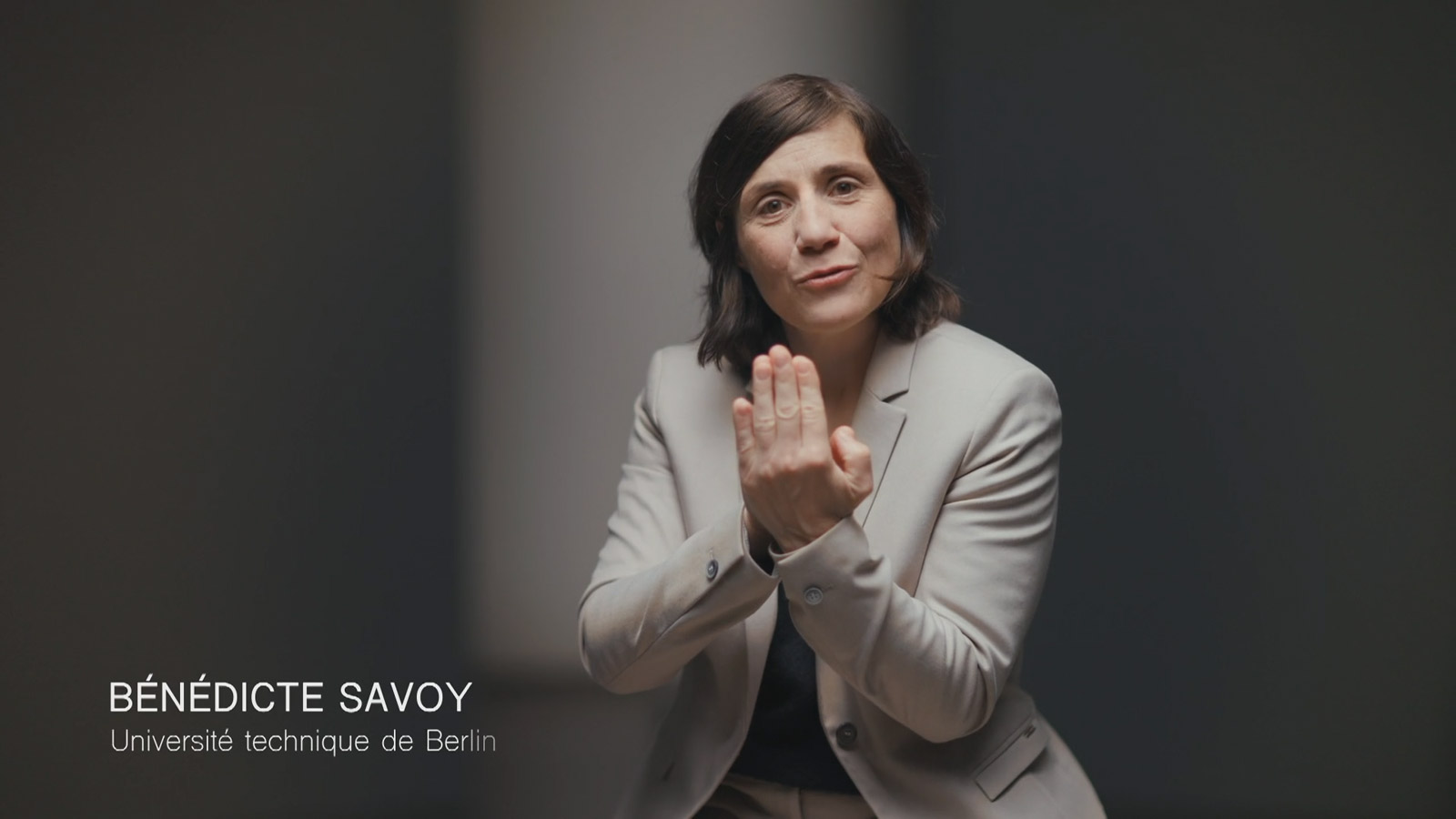 Nofretete – Wem gehört die Schönheit? | Animation Maintitle etc – example image of the animation | MARIA LISSEL Animation + Motion Design | maria-lissel.de